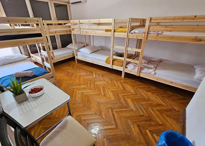 Отель Gust House